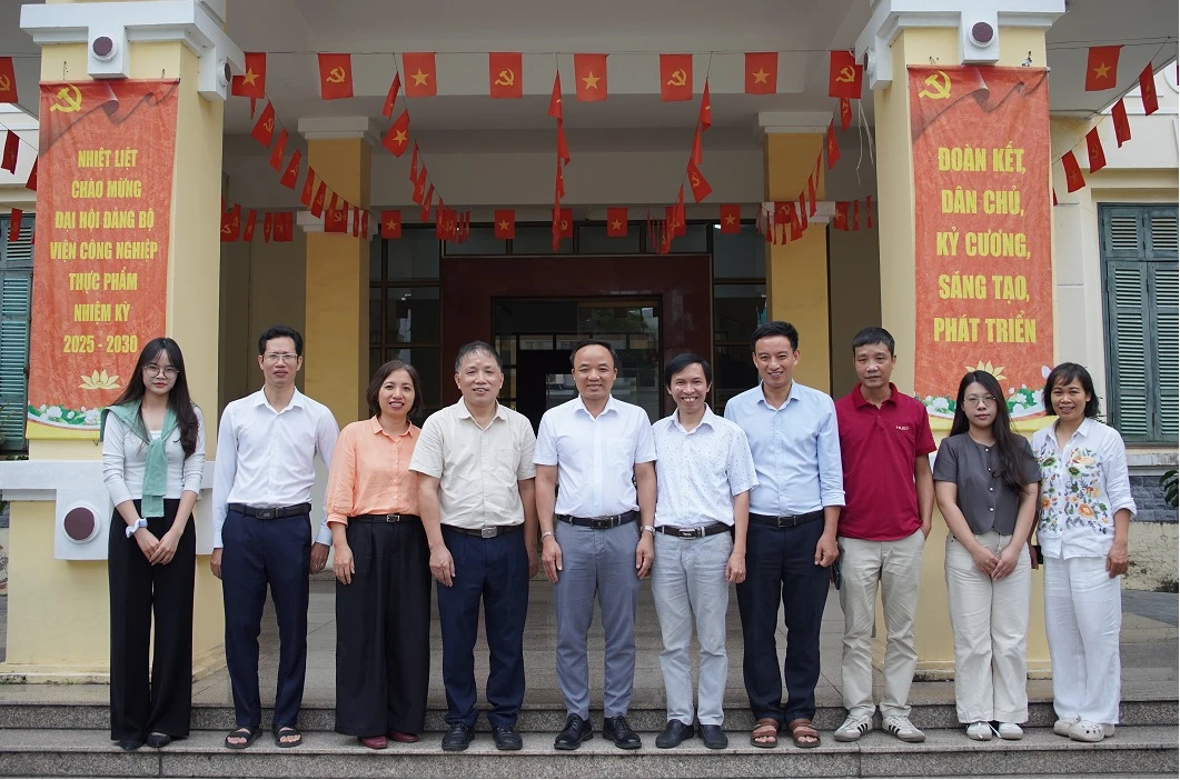 Trường Vật liệu, Đại học Bách khoa Hà Nội đến thăm và làm việc tại Viện Công nghiệp thực phẩm