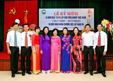 Tập thể cán bộ Trung tâm mừng Lễ kỷ niệm