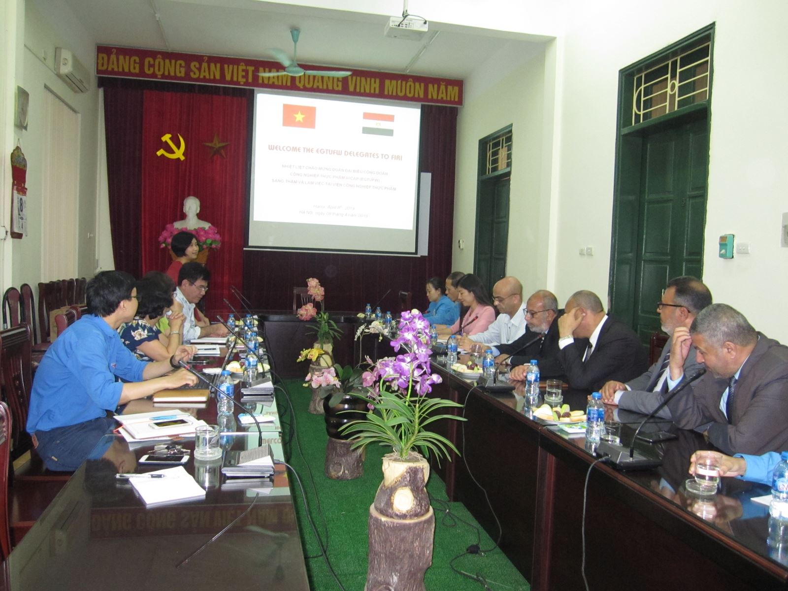 Đ/c Trần Hoàng Quyên trao đổi với Đoàn về công tác công đoàn tại Viện CNTP